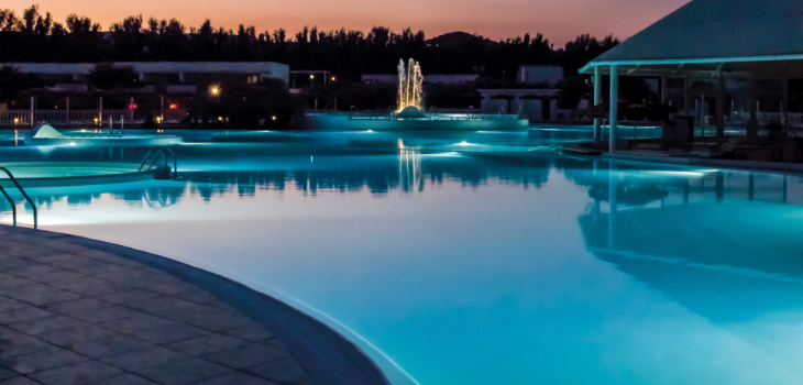 Piscina illuminata con lampade subacquee Teclumen