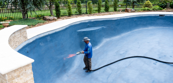 Una piscina con una finitura ecoFINISH