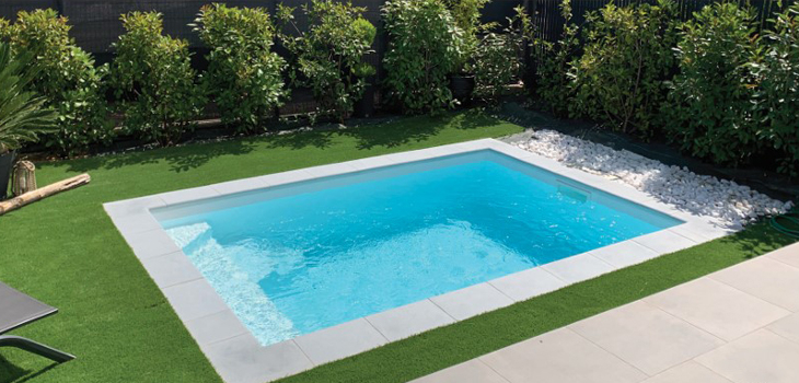 Le modèle piscine coque Lipsi 4,50 m x 2,20 m et 1,40 m de profondeur Mediester