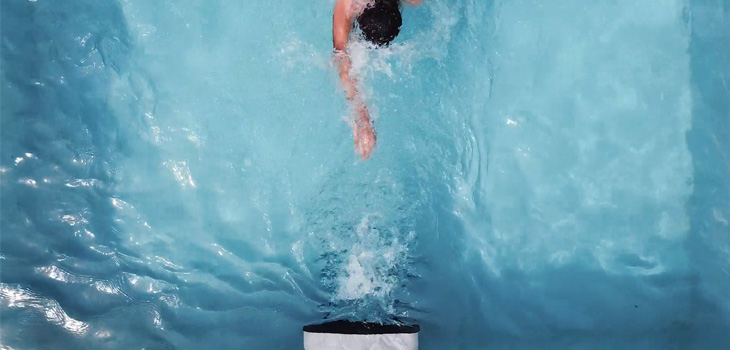 Nageur s'entrainant avec une turbine de nage à contre-courant Swimeo S dans une piscine