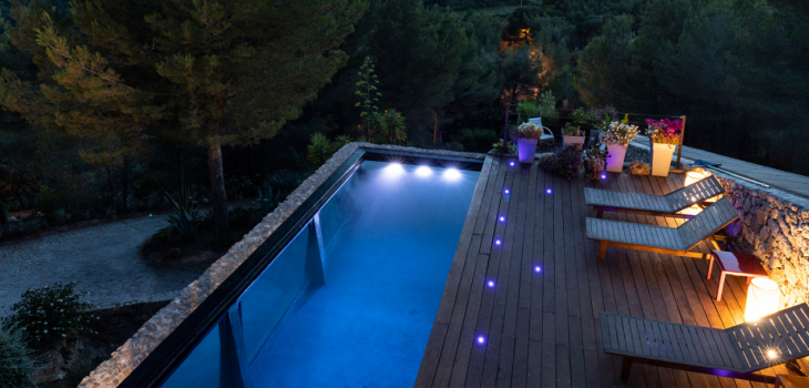 Piscine de nuit éclairée par projecteurs leds EvoLogic® Hayward