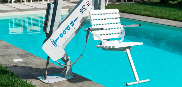 Élévateur EcoPool: transfert de personne handicapée en piscine