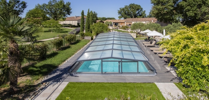 Abri piscine mi-haut 5 angles Arcadia réalisé pour le Domaine de Nazère Vénus