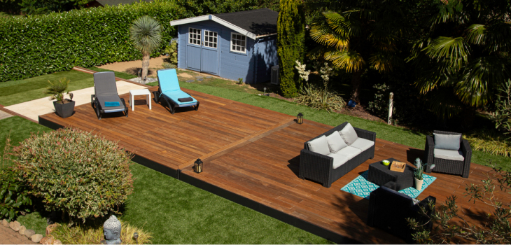 La terrasse mobile Escale d'Abriblue refermée sur la piscine pour créer un nouvel espace de vie