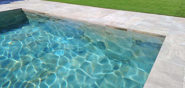 Elegant mirror effect achieved with the X-Pro 600 skimmer Hayward