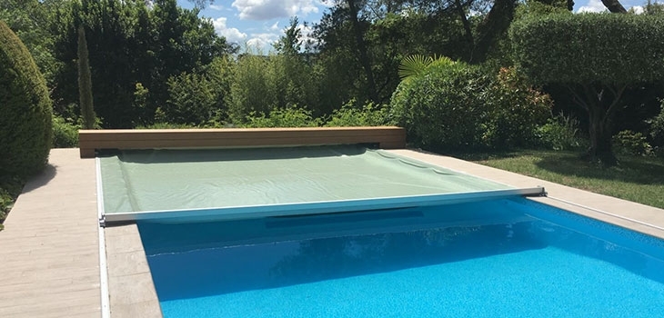  Couverture piscine souple automatique AquaGuard hors sol rails sur margelles