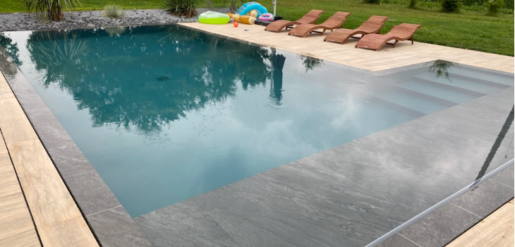 Piscine miroir ISI-MIROIR et caillebotis en grès cérame antidérapant, Top-Cover d’ABPool