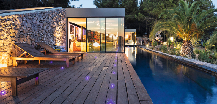 Piscina iluminada por los proyectores led planos de Hayward