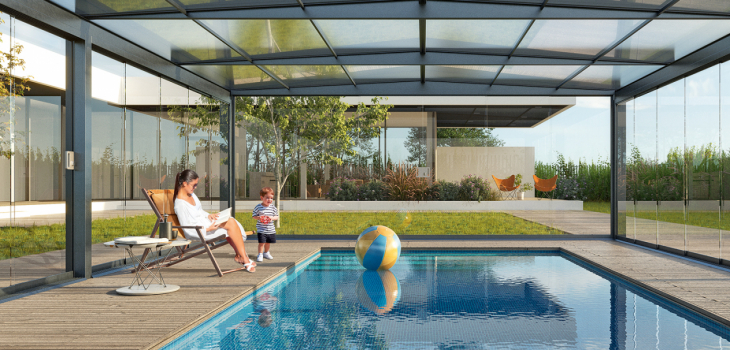 Le nouvel abri piscine Hélios avec panneaux solaires Abrisol