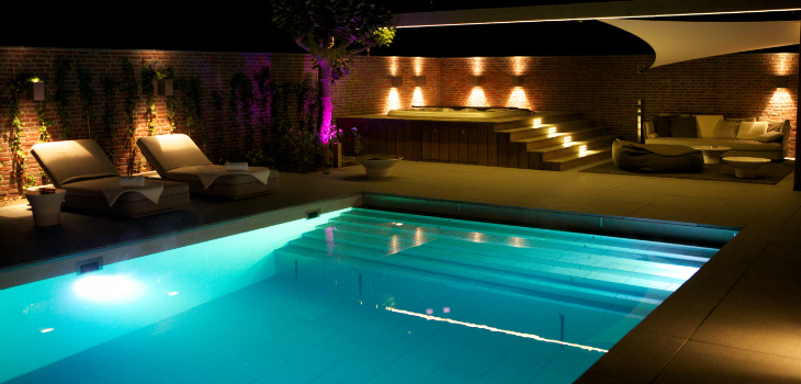 Piscina iluminada con proyectores SubAqua