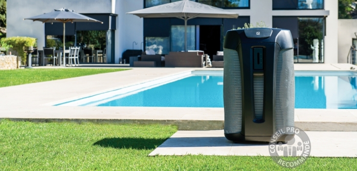 Pompe à chaleur Z550iQ au bord de la piscine