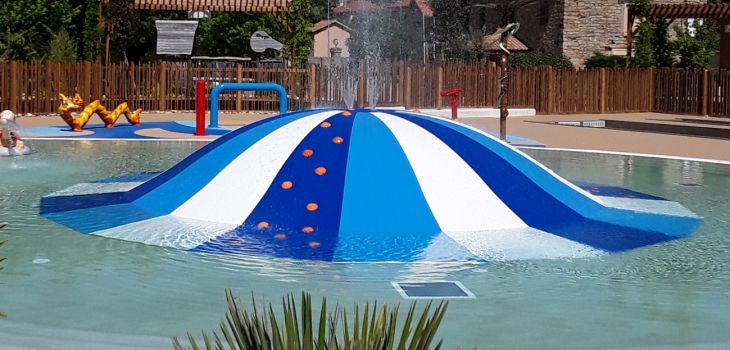 Un jeu aquatique La Bulle de 7 mètres dans une piscine de