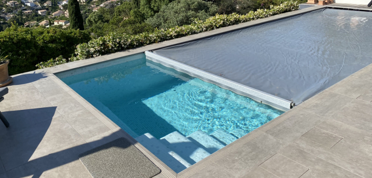 La couverture de piscine automatique 4 saisons AquaGuard