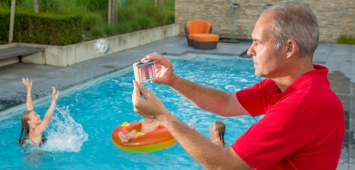 Test the pool water quickly with Pooltester Lovibond | Eurospapoolnews.com