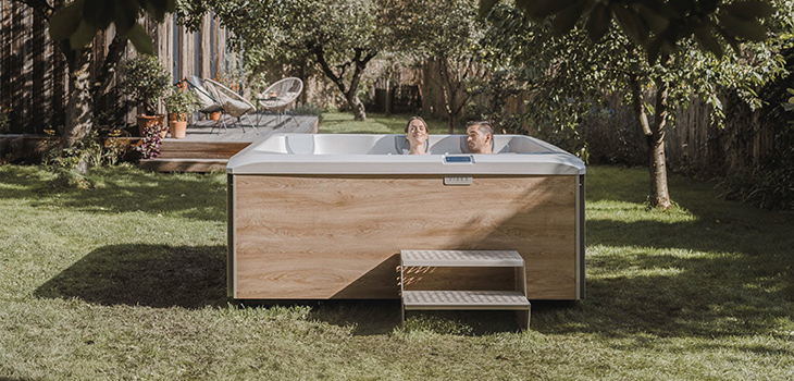 Le spas VIBES dans un jardin