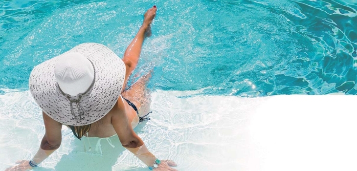 fille chapeau eau piscine