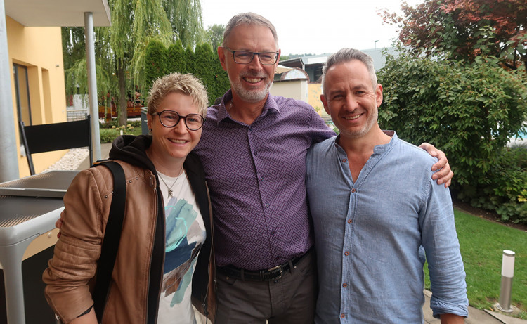 Tamara Hänggi und Yves Burgener von Aqua Solar Vita Bad-Chef Ueli Achermann