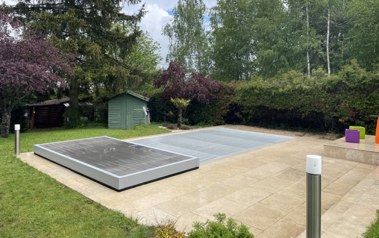 Nouvelle version de la terrasse mobile piscine Stilys Duo pour couvrir la piscine facilement