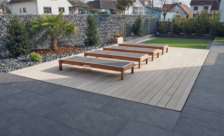 Terrasse mobile WaluDeck qui recouvre la piscine pour laisser place à un bel emplacement détente