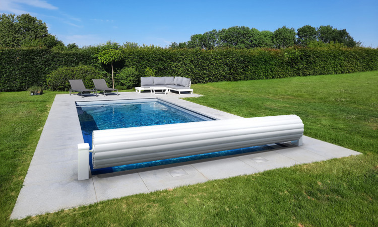Volet automatique pour piscines Roll'Top 100 : design discret et installation facile