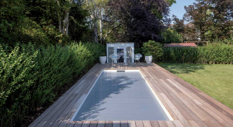 WaterBeck Abdeckung mit silbernen Solarlamellen