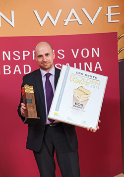 Frank Bildat, Marketingleiter der EOS-WERKE, nahm den Golden Wave entgegen