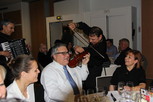 Au repas Michel Morin s'exerce au violon