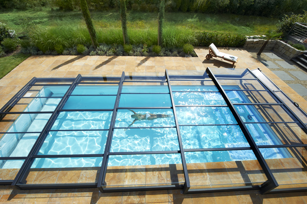 The transparent and resistant Paradiso pool shelter