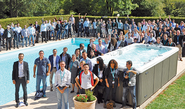 Photo de groupe autour du spa de nage Garden Leisure 1700 